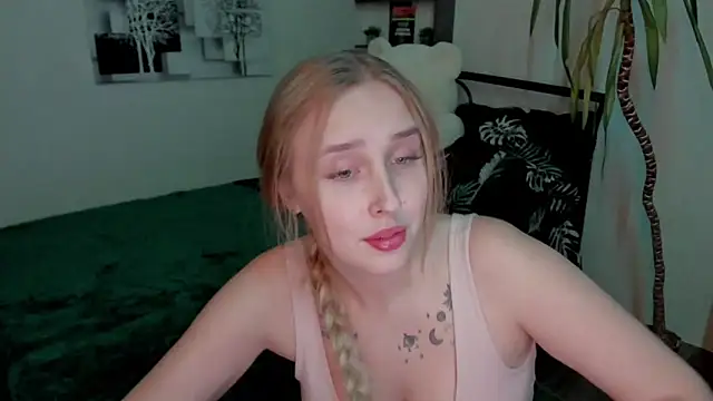 LinaTruly online show from December 12, 2024, 7:15 pm