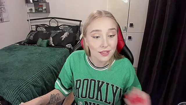 LinaTruly online show from September 15, 2025, 9:37 pm