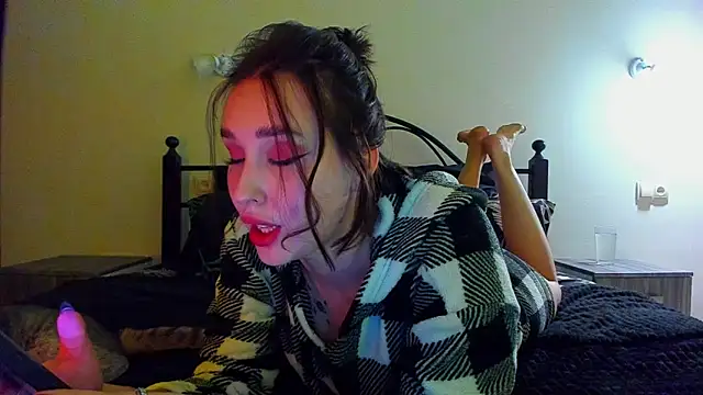 LinaTruly online show from December 13, 2025, 10:04 pm