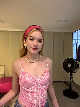 NicoleCut online show from December 18, 2025, 10:54 am