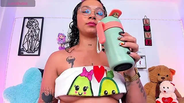 Snapshot of Mari_Sweett chatting on January 16, 2025, 12:23 am Mari Sweett online show from January 16, 2025, 12:23 am