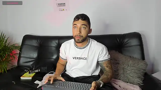 Snapshot of Sweet_and_caramel chatting on February 5, 2025, 10:44 pm Sweet and caramel online show from February 5, 2025, 10:44 pm