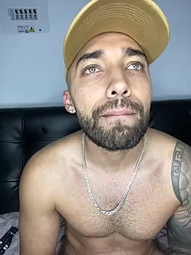 Snapshot of Sweet_and_caramel chatting on February 6, 2025, 10:43 pm Sweet and caramel online show from February 6, 2025, 10:43 pm