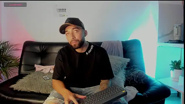 Snapshot of Sweet_and_caramel chatting on March 9, 2025, 10:19 pm Sweet and caramel online show from March 9, 2025, 10:19 pm