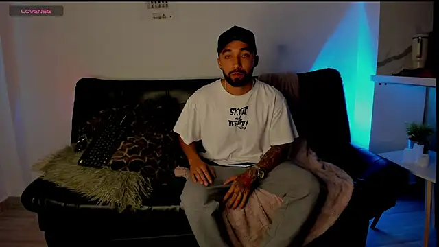 Snapshot of Sweet_and_caramel chatting on March 10, 2025, 9:40 pm Sweet and caramel online show from March 10, 2025, 9:40 pm