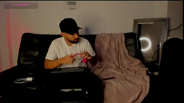 Snapshot of Sweet_and_caramel chatting on March 11, 2025, 9:37 pm Sweet and caramel online show from March 11, 2025, 9:37 pm