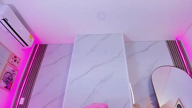 Chlooee   online show from February 2, 2025, 6:10 pm