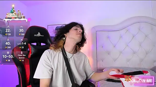 Snapshot of sett_and_gwen chatting on December 16, 2024, 9:20 pm sett and gwen online show from December 16, 2024, 9:20 pm