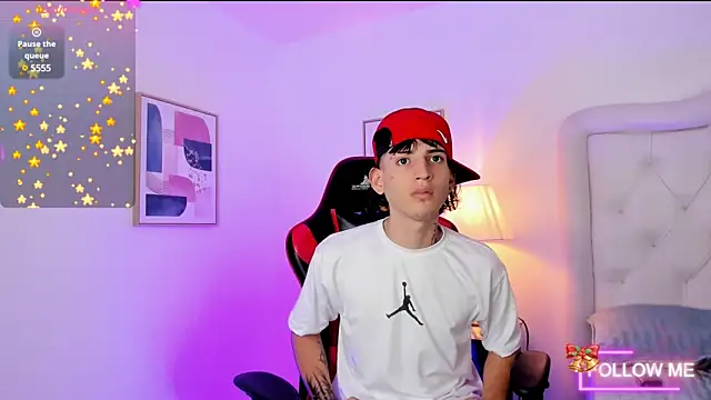 Snapshot of sett_and_gwen chatting on December 27, 2024, 11:10 pm sett and gwen online show from December 27, 2024, 11:10 pm