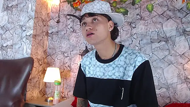 Snapshot of Samuel_Hilton chatting on December 15, 2024, 4:29 am Samuel Hilton online show from December 15, 2024, 4:29 am