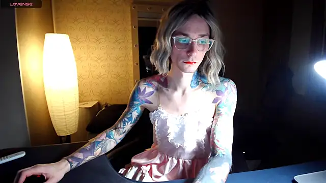 Julia dolls online show from November 21, 2025, 6:17 pm