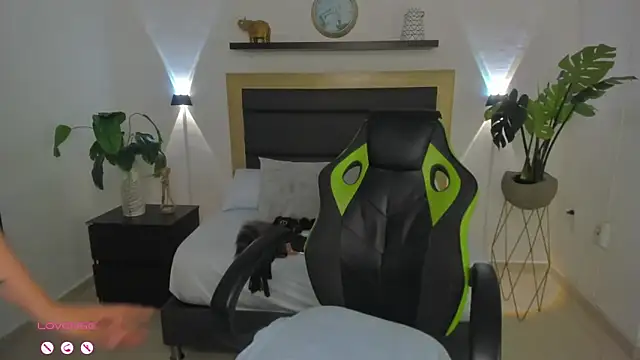 catleya 0 online show from December 14, 2024, 2:45 am