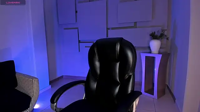 MiaFarrell  online show from November 4, 2025, 6:07 pm