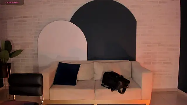 MiaFarrell  online show from February 17, 2026, 6:36 pm