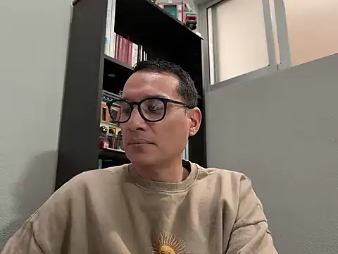 Snapshot of alex_ruiz85 chatting on June 16, 2026, 10:12 pm alex ruiz85 online show from June 16, 2026, 10:12 pm