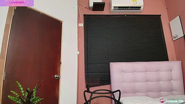 Snapshot of kinkyandsavage chatting on January 10, 2025, 10:04 pm kinkyandsavage online show from January 10, 2025, 10:04 pm