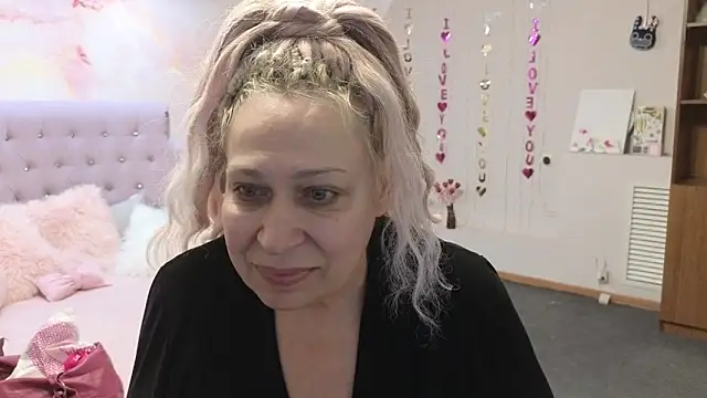 Penelope Pinky online show from March 18, 2025, 4:37 am