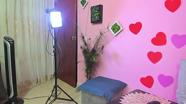 Snapshot of miss--flora chatting on February 23, 2025, 6:17 am miss--flora online show from February 23, 2025, 6:17 am