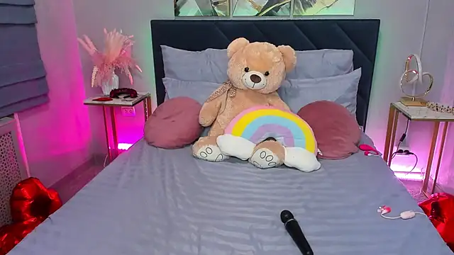 Curvy Dynamite  online show from March 13, 2026, 1:12 am