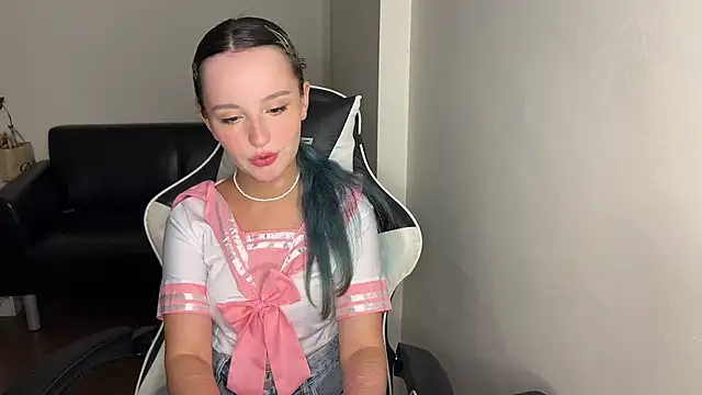 bumble bee online show from March 14, 2025, 7:34 pm