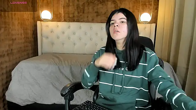 Snapshot of Maddy_bennet chatting on March 19, 2025, 8:55 am Maddy bennet online show from March 19, 2025, 8:55 am
