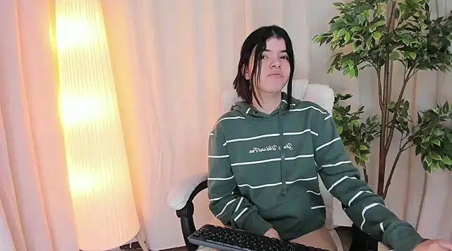 Snapshot of Maddy_bennet chatting on March 20, 2025, 7:25 am Maddy bennet online show from March 20, 2025, 7:25 am