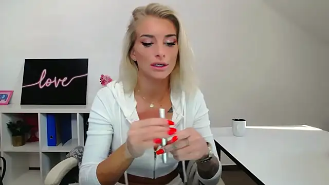 Lia Benini online show from February 4, 2025, 1:06 pm