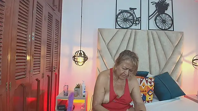 Valentinadiazz1 online show from March 13, 2025, 10:32 pm