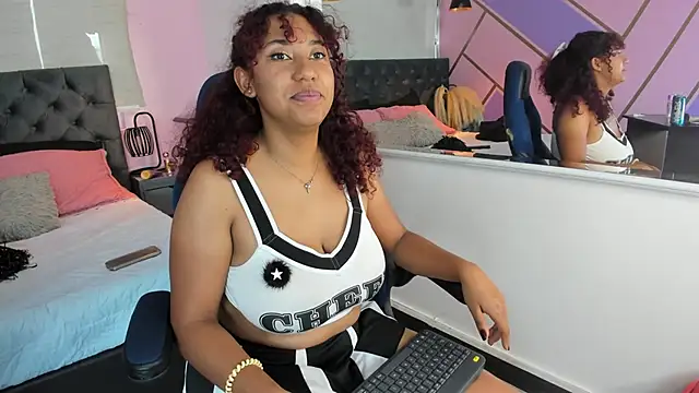 lauraltt online show from January 3, 2025, 7:39 pm