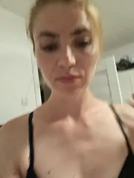 Snapshot of Anne-Mo chatting on August 4, 2026, 7:38 pm Anne-Mo online show from August 4, 2026, 7:38 pm