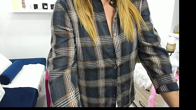 Snapshot of Aileen_Stone chatting on December 18, 2024, 2:17 pm Aileen Stone online show from December 18, 2024, 2:17 pm