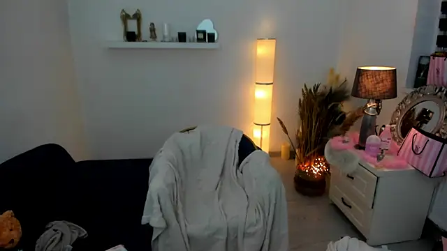 Snapshot of Aileen_Stone chatting on February 17, 2025, 8:04 pm Aileen Stone online show from February 17, 2025, 8:04 pm