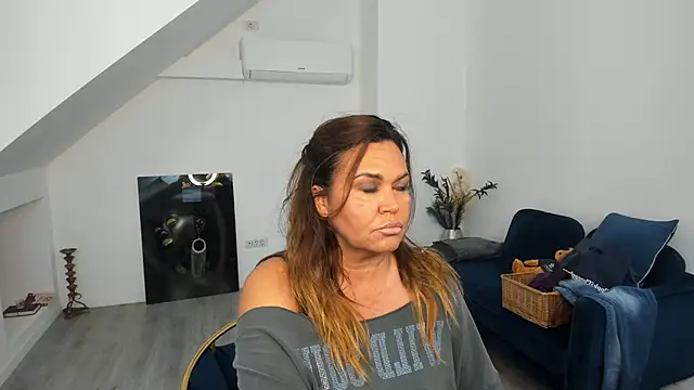 Snapshot of Aileen_Stone chatting on September 17, 2025, 2:19 pm Aileen Stone online show from September 17, 2025, 2:19 pm