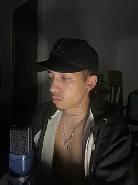 Snapshot of iamcloe_11 chatting on October 23, 2025, 12:32 am iamcloe 11 online show from October 23, 2025, 12:32 am