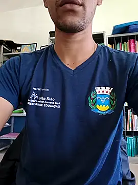 latinoboybig online show from April 15, 2026, 4:14 pm