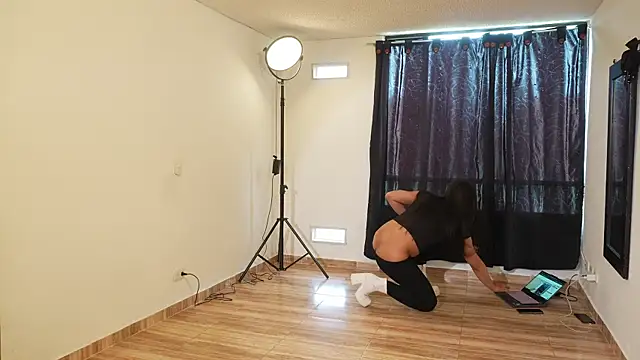 Mara-Bella online show from December 1, 2025, 7:19 pm