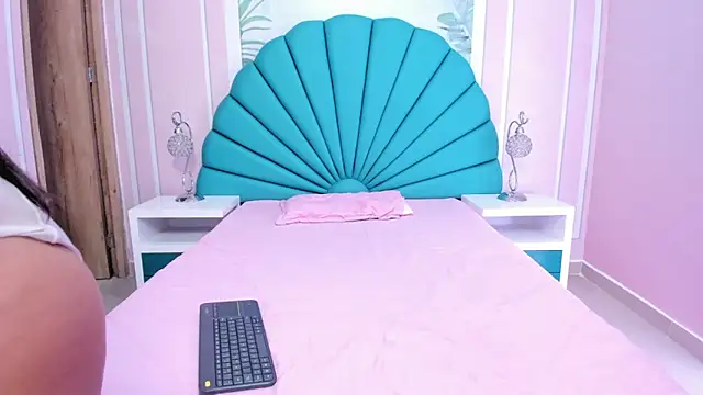 Daphne Fox  online show from January 15, 2025, 2:24 pm