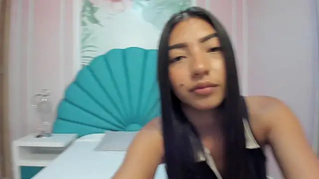 Daphne Fox  online show from February 19, 2025, 5:27 am