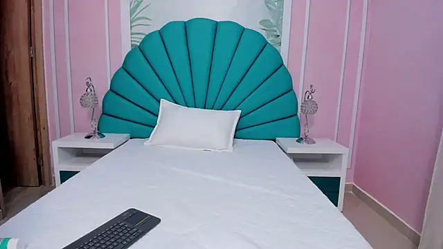 Daphne Fox  online show from February 22, 2025, 6:39 am