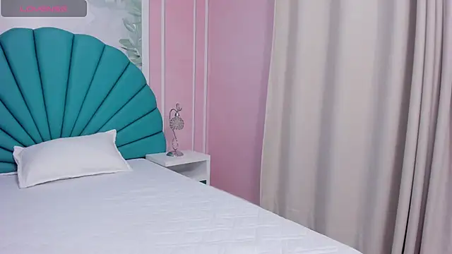 Daphne Fox  online show from February 23, 2025, 2:29 am