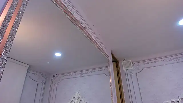 Daphne Fox  online show from March 5, 2025, 8:32 am