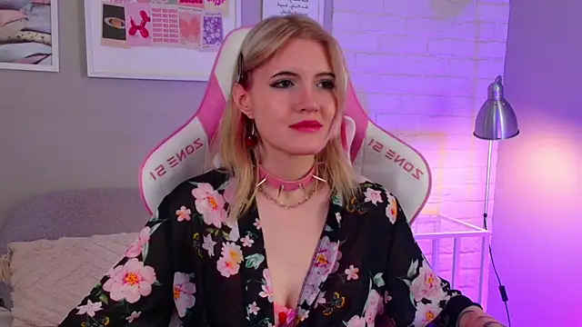 Snapshot of NellieLoyns chatting on March 4, 2025, 11:32 pm NellieLoyns online show from March 4, 2025, 11:32 pm