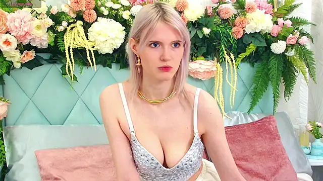 Snapshot of NellieLoyns chatting on October 20, 2025, 5:35 pm NellieLoyns online show from October 20, 2025, 5:35 pm