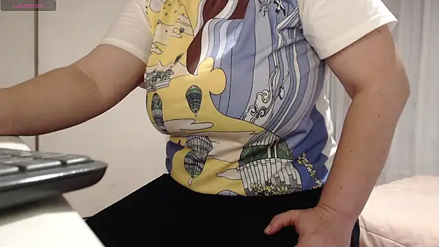 Snapshot of MommyHelpsmee chatting on October 11, 2025, 9:08 am MommyHelpsmee online show from October 11, 2025, 9:08 am