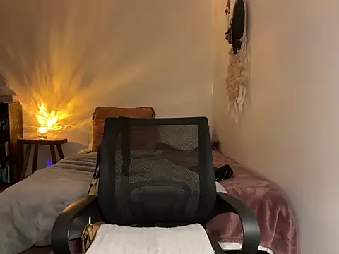 leahsparkles online show from September 30, 2025, 1:43 am