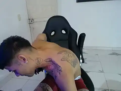 Snapshot of Clyde019 chatting on January 24, 2025, 4:17 pm Clyde019 online show from January 24, 2025, 4:17 pm