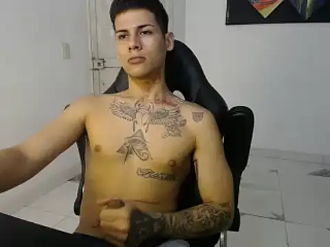 Snapshot of Clyde019 chatting on February 19, 2025, 6:10 pm Clyde019 online show from February 19, 2025, 6:10 pm