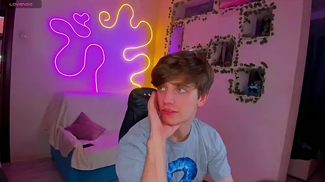 RobertAndLinela online show from December 29, 2024, 10:25 pm