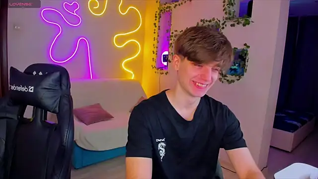 RobertAndLinela online show from January 21, 2025, 5:20 pm