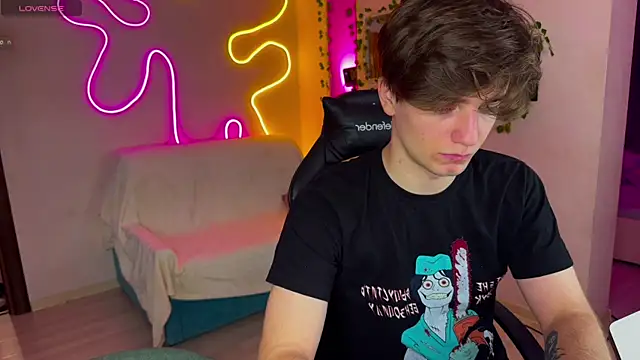 RobertAndLinela online show from March 14, 2025, 11:12 am